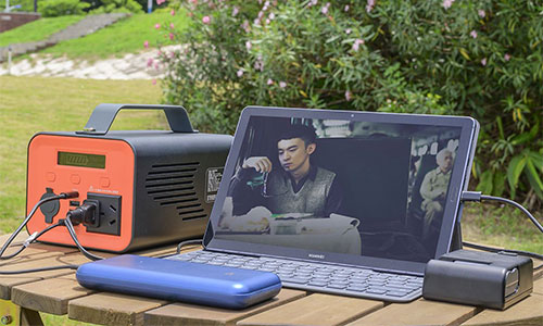 <b>戶外應急220V便攜式UPS儲能電源也叫大號的充電寶</b>