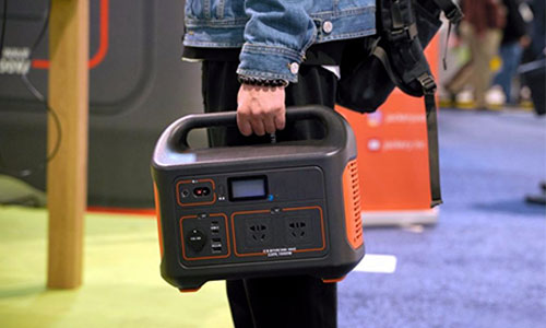 <b>戶外露營苦惱沒電?香蕉视频在线免费看電氣便攜式UPS儲能電源為你解憂</b>